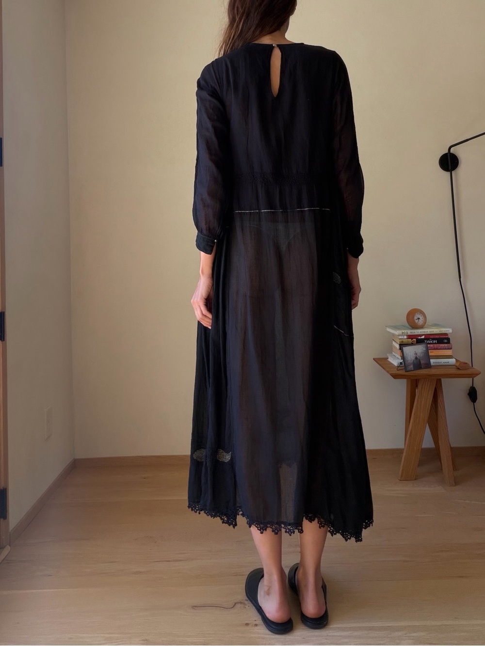 Elegant Black Long-Sleeve Midi Dress INJIRI - Picture 4 of 15